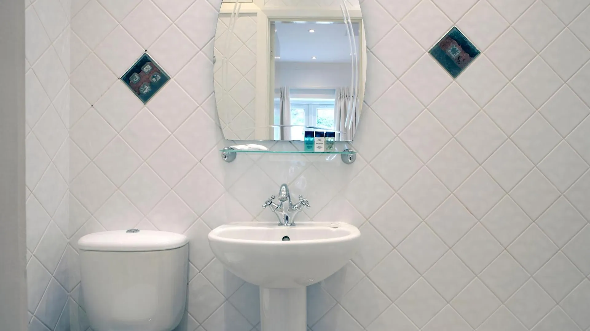 Sea Spray Hotel Брайтонн 4*,